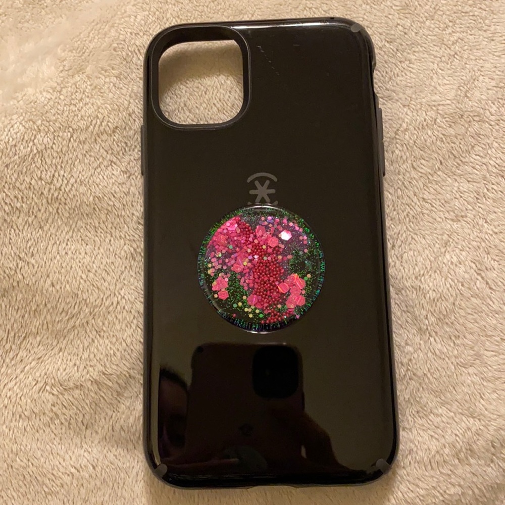 Speck iPhone 11 case with waterfall pop socket